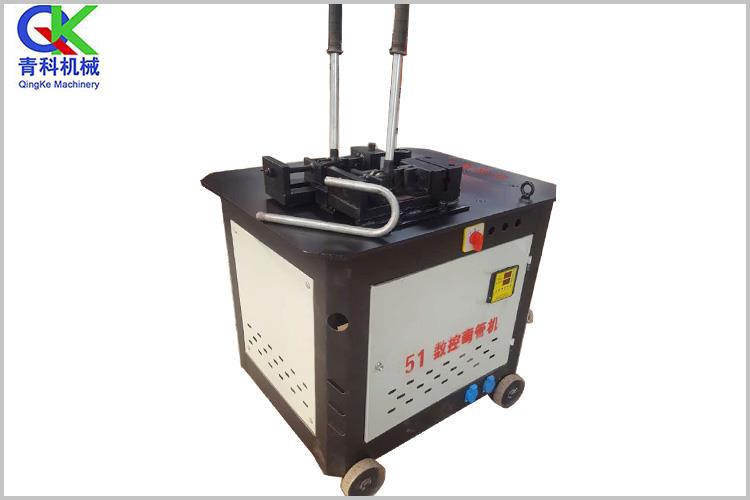 角度彎管機采用渦輪減速箱傳動，彎管過程輪模轉(zhuǎn)動，配合壓條一次性定型彎管，保障彎曲半徑的統(tǒng)一