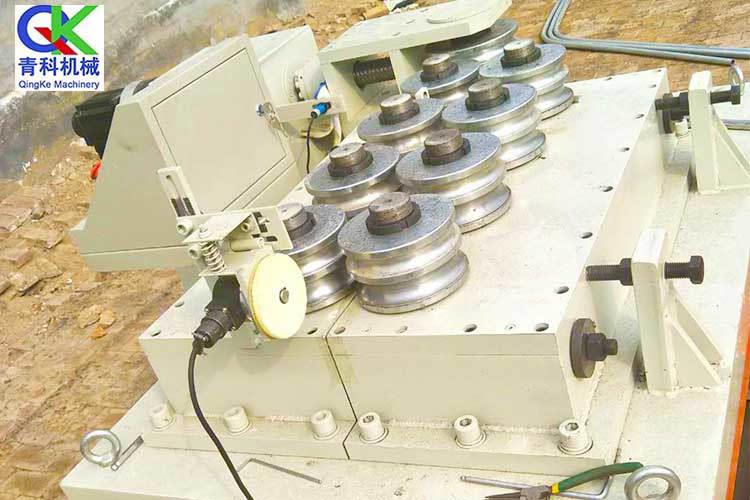 不銹鋼彎管機集機、電、液（氣）、光于一身的高技術(shù)產(chǎn)品，技術(shù)含量高，操作和維修難度大